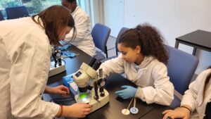 TAJO-atelier met microscopen