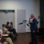 Luc De Bruyckere spreekt voor het publiek op de algemene vergadering van TAJO vzw.