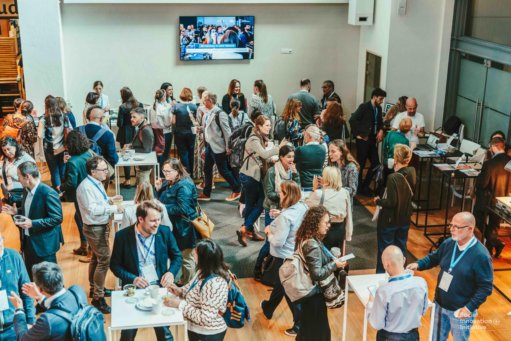 Mensen op een netwerkevent van SIF 2025