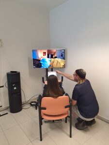 TAJO-vrijwilliger wijst naar scherm